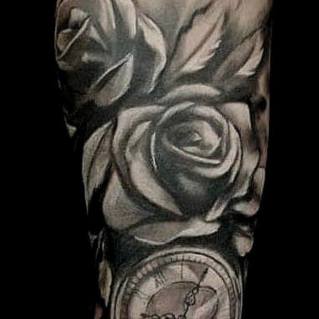 Óra és rózsa tetoválás, fekete-fehér