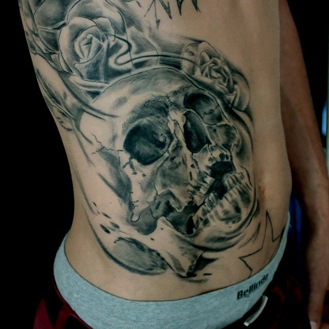 Skull and roses tetoválás