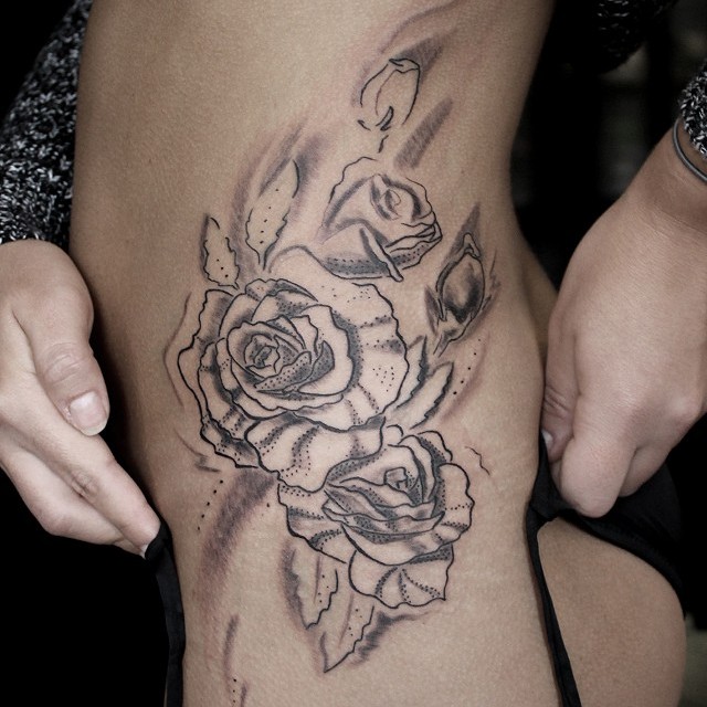 Rózsák és pontok tetoválás